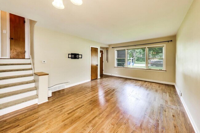 Foto del edificio - 679 Spring Rd
