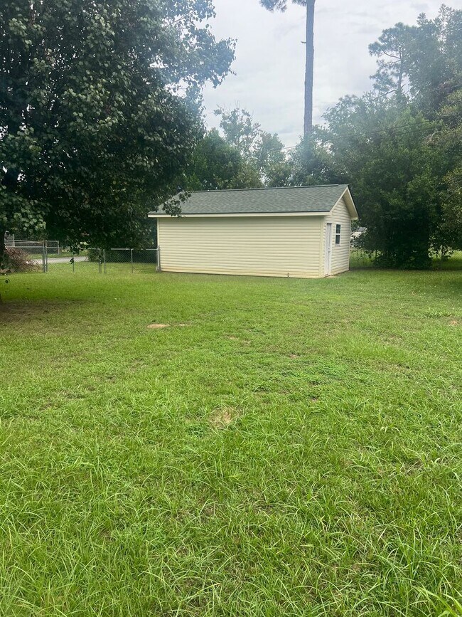 Building Photo - 405 Holly Dr