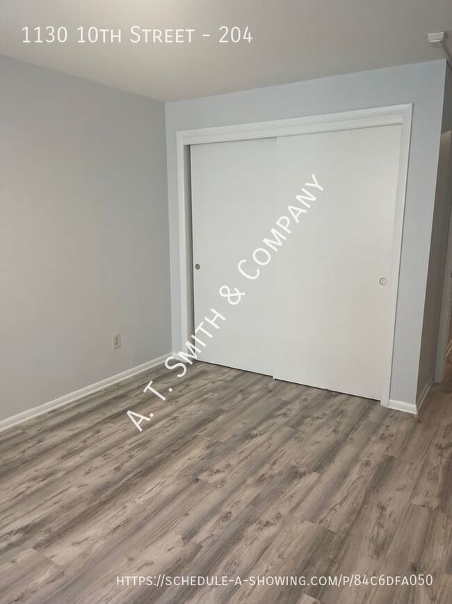 Building Photo - 1 Bedroom in Great Golden Location!