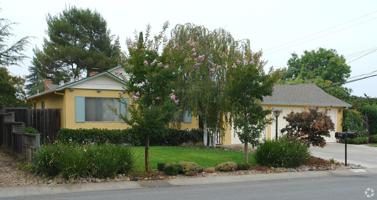 Building Photo - 2100 Fallen Leaf Ln