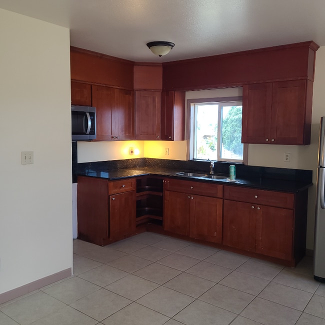 Building Photo - 547 Kaao Cir