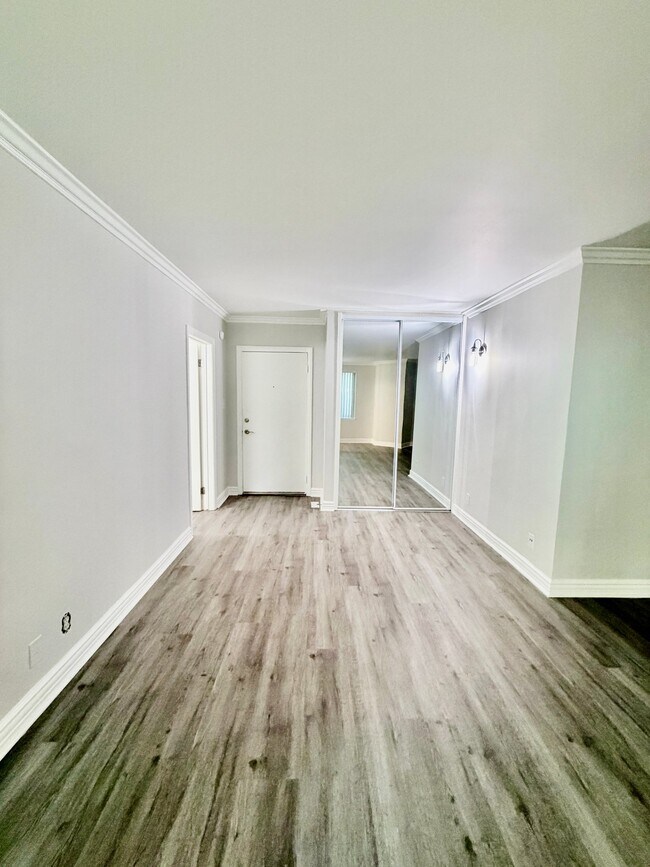 Foto del edificio - 1595 E Chevy Chase Dr