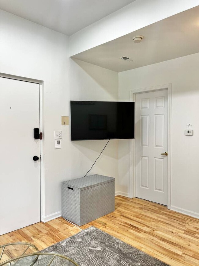 Building Photo - 2544 N Burling St