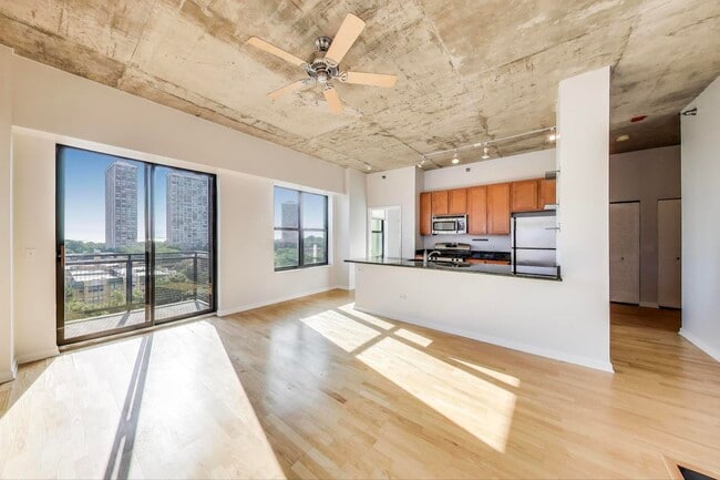 Building Photo - 1122 W Catalpa Ave