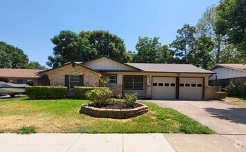 Building Photo - 2110 Redbud Ln