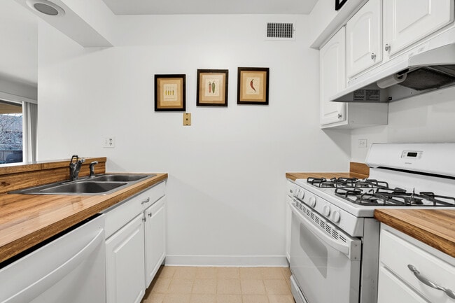 Building Photo - 150 Fountainview Ln