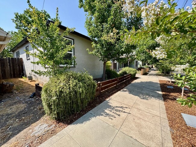 Building Photo - Charming Home Available Now!