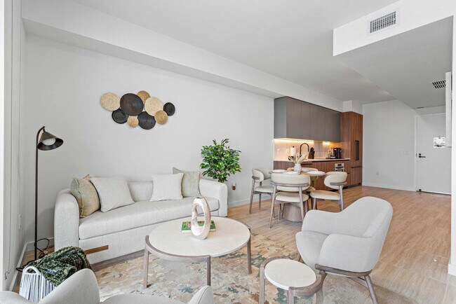 Foto del edificio - 7144 Byron Ave