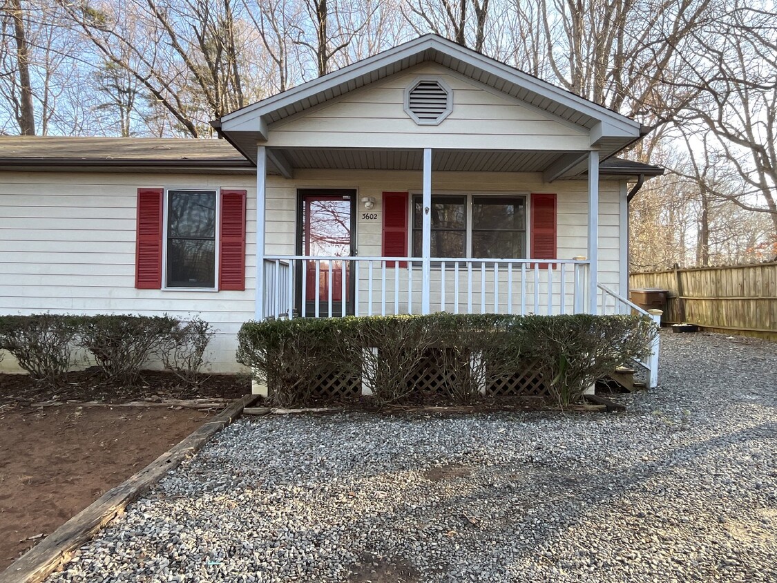 Foto principal - Charming 3-Bed, 2-Bath Home in Greensboro ...