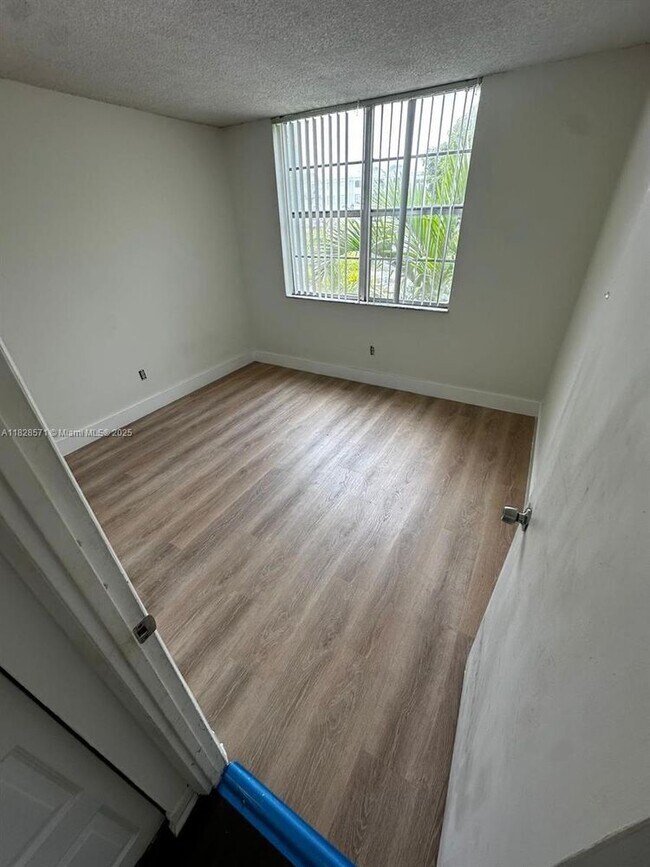 Foto del edificio - 496 NW 165th St