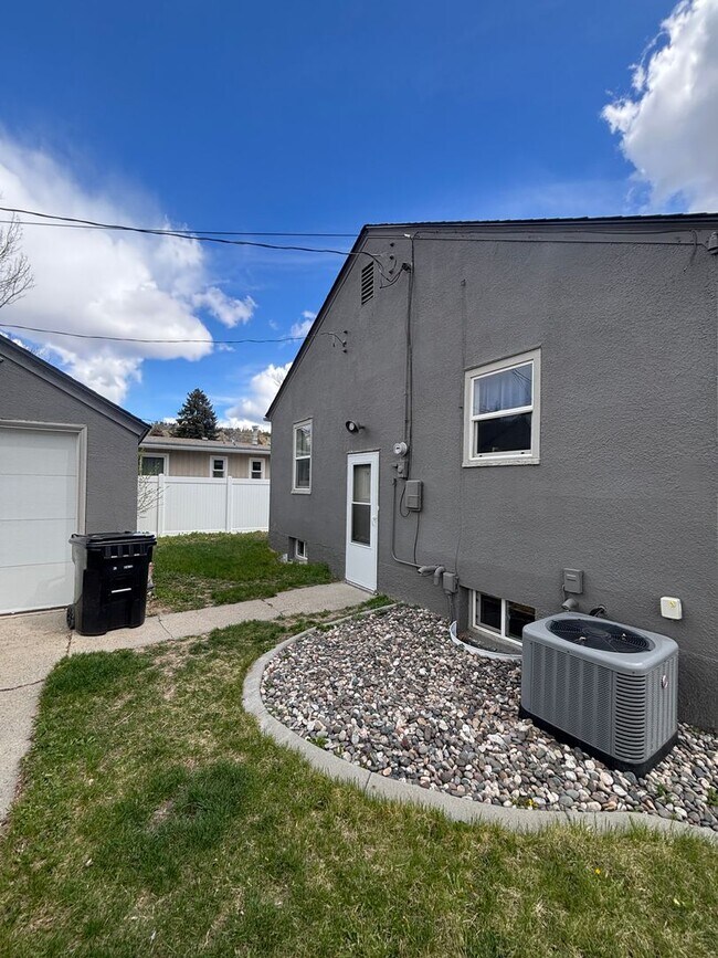 Building Photo - 3329 Poly Dr