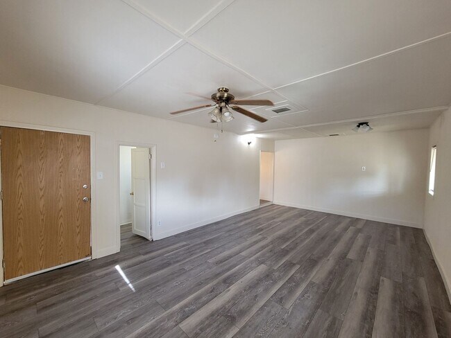 Building Photo - Recently Updated Home for Rent in Brawley!