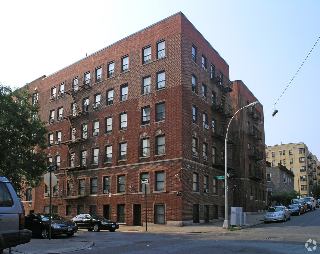 Building Photo - 3030 Valentine Ave