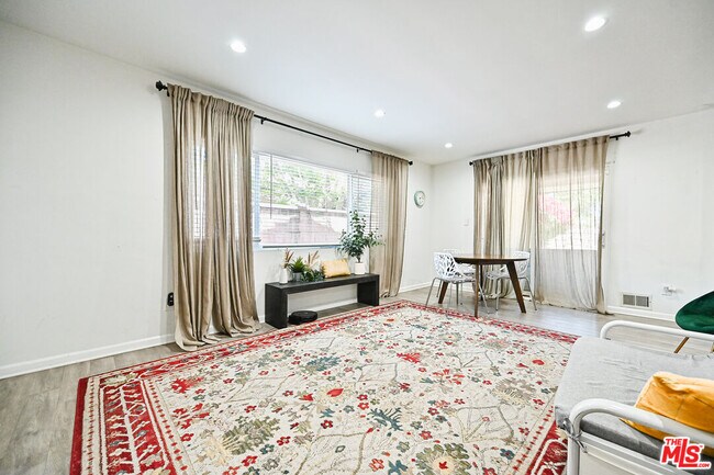 Foto del edificio - 3232 Lewis Ave