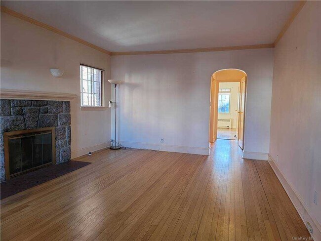 Foto del edificio - 64-30 Ellwell Crescent