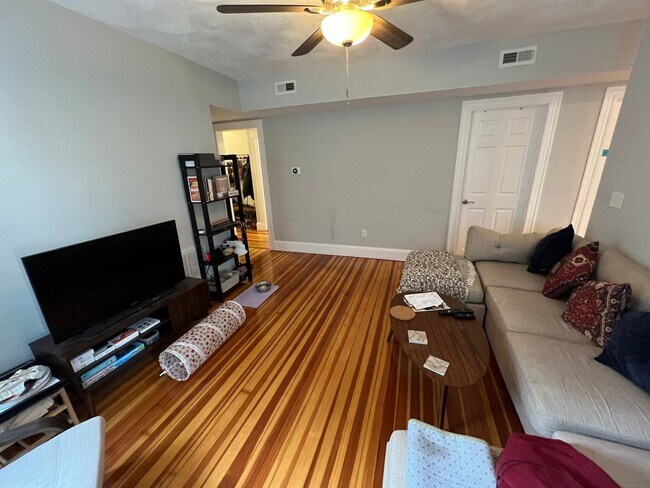 Foto del edificio - AMAZING 4 BED 2 BATH UNIT!!!!