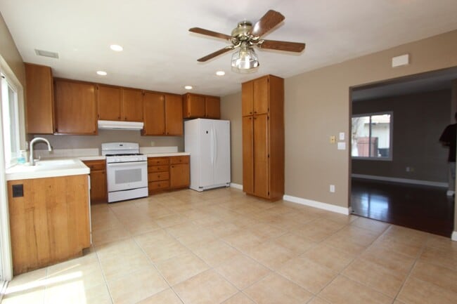 Building Photo - Beautiful 4 bedroom 2 bathroom home in Mira Mesa available now
