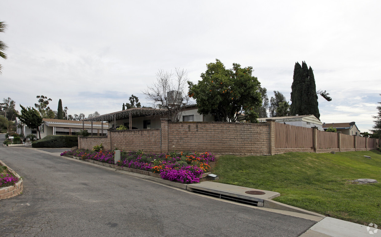 Foto del edificio - Lake Bernardo Mobile Estates