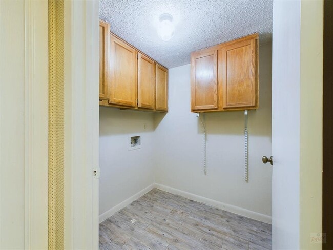 Building Photo - 8502 Lyndon Ln