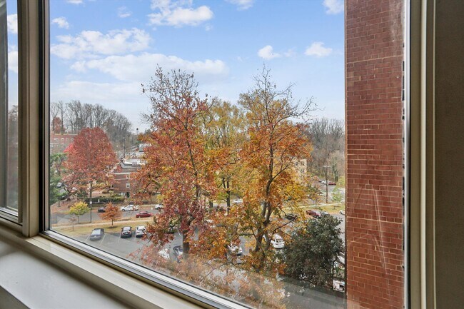 Building Photo - 4000 Tunlaw Rd NW