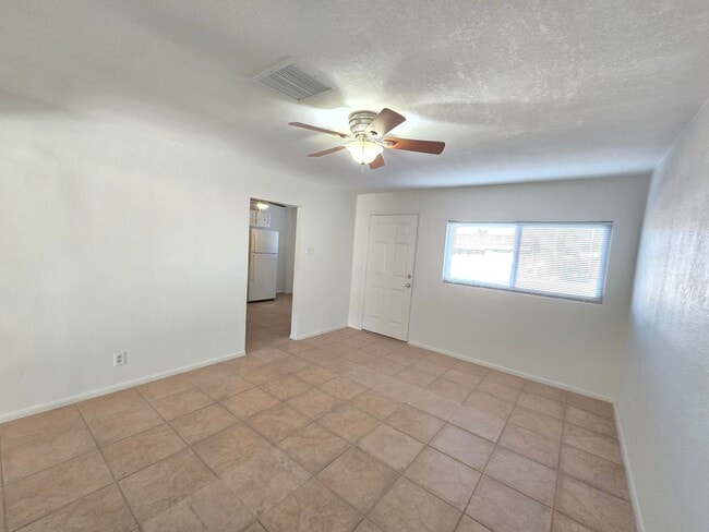 Building Photo - Spacious 2 bedroom apartment