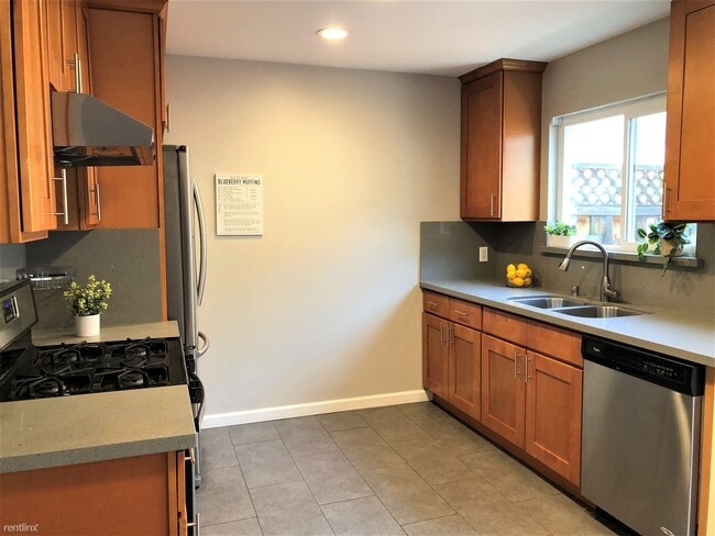 Building Photo - 2 br, 1.5 bath Townhome - 1229 West McKinl...