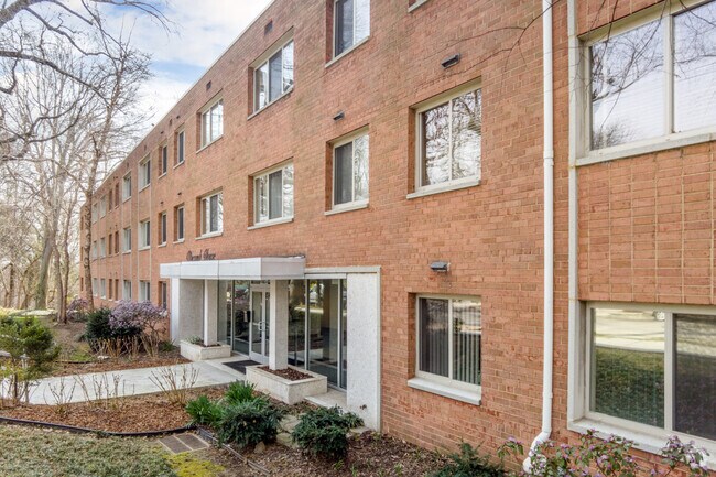 Building Photo - 2710 Macomb St NW