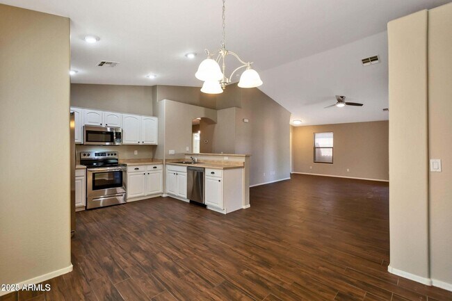 Building Photo - 1228 E Elm Rd