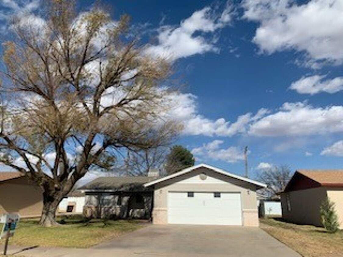 Beautiful 3 bedroom, 2 bath home with 2 c... - Beautiful  3 bedroom, 2 bath home with 2 c...