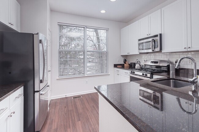 Foto del edificio - 8148 Amethyst Dr