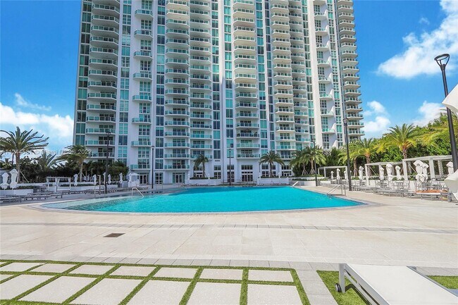 Foto del edificio - 3201 NE 183rd St