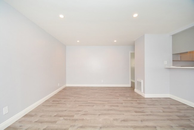 Building Photo - NEW upgraded 3 / 2 ground floor apartment!
