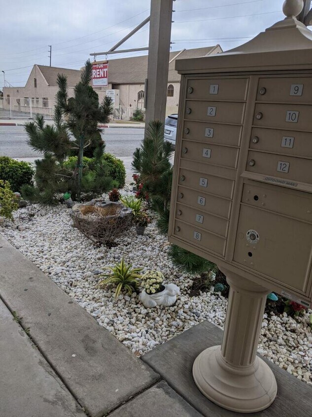 Foto principal - 17045 Clark Ave