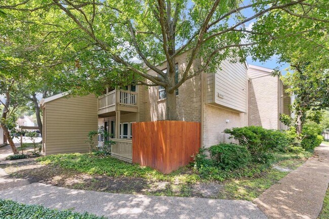 Building Photo - 2100 Tanglewilde St