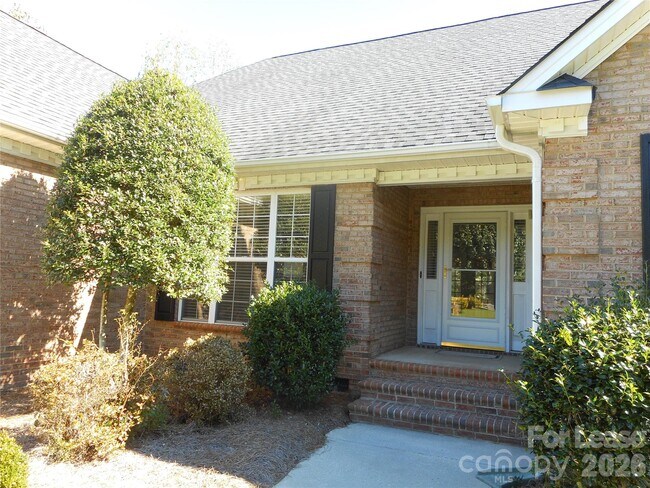 Foto del edificio - 8016 Stevens Mill Rd