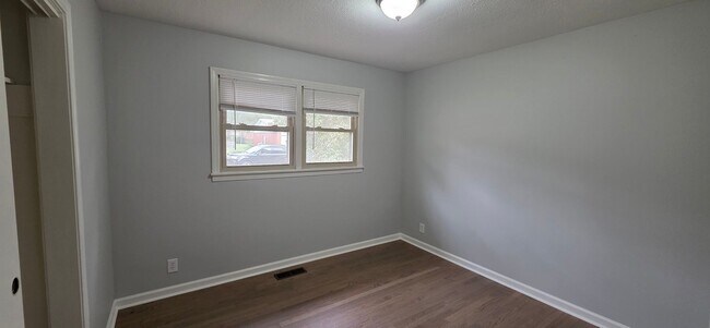 Building Photo - Move In Before The New Year!