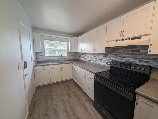 Foto del edificio - Cute and Cozy, Centrally Located Triplex with Yard