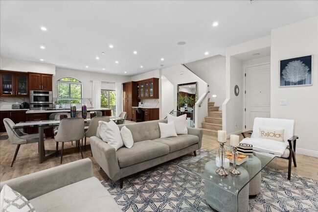Building Photo - Spacious Tri-Level Townhome in Valley Village