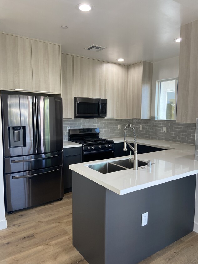 Foto principal - 341 N Kenmore Ave
