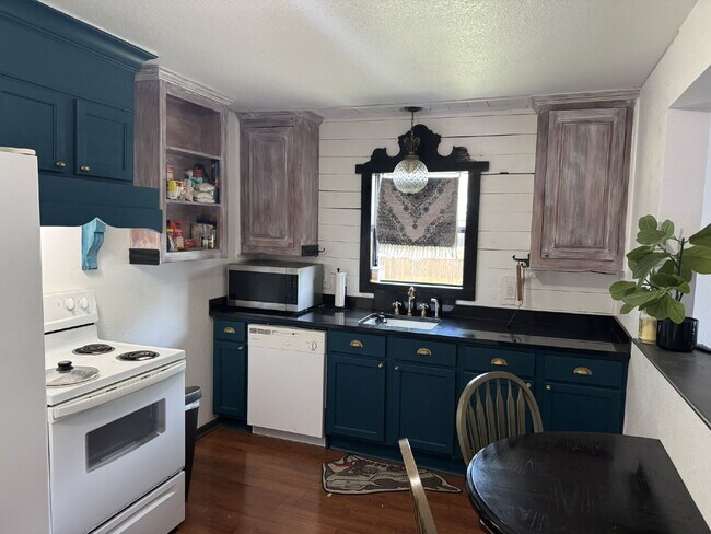 Building Photo - Charming 3 bedroom 2 bath!