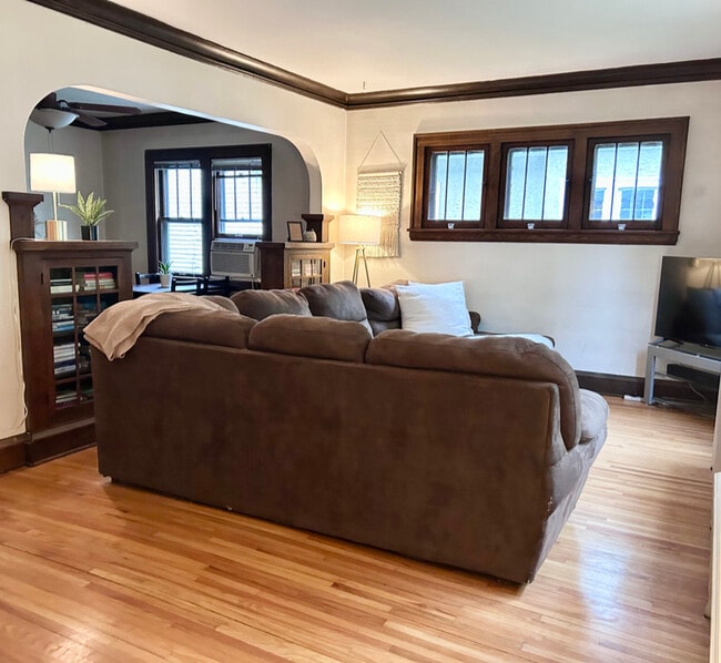 Living - 4947 York Ave S