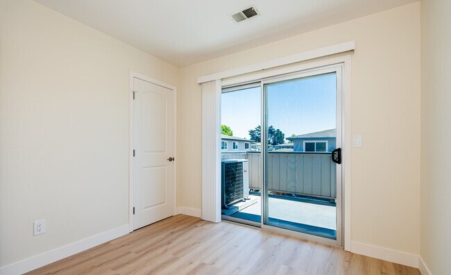 Foto del edificio - Soquel Knolls – Gorgeous Fully Remodeled 3BD / 1.5BA Second-Floor Condo
