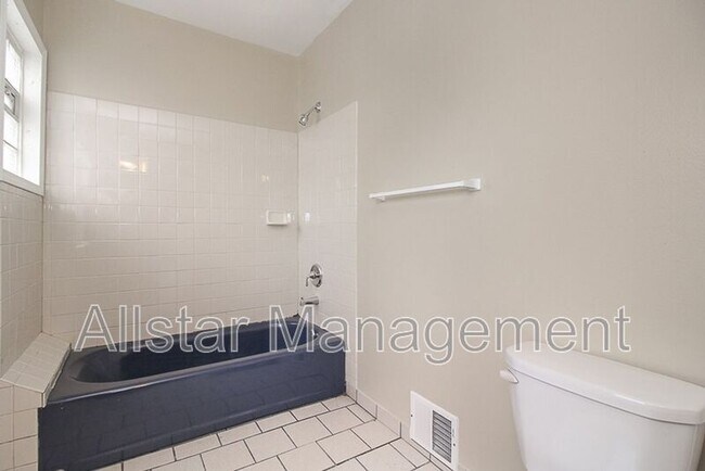 Foto del edificio - 16512 Burnside Ave