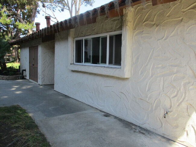 Foto del edificio - Desirable Mission Plaza Updated 1 Bedroom ...