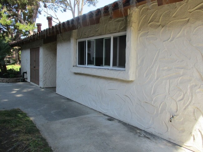 Building Photo - Desirable Mission Plaza Updated 1 Bedroom ...