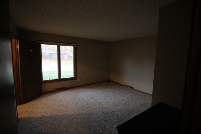 Building Photo - 1441 Valley View Dr