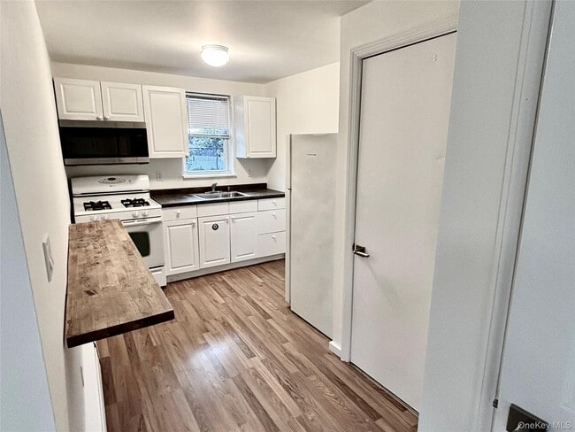 Building Photo - 28 Davis St