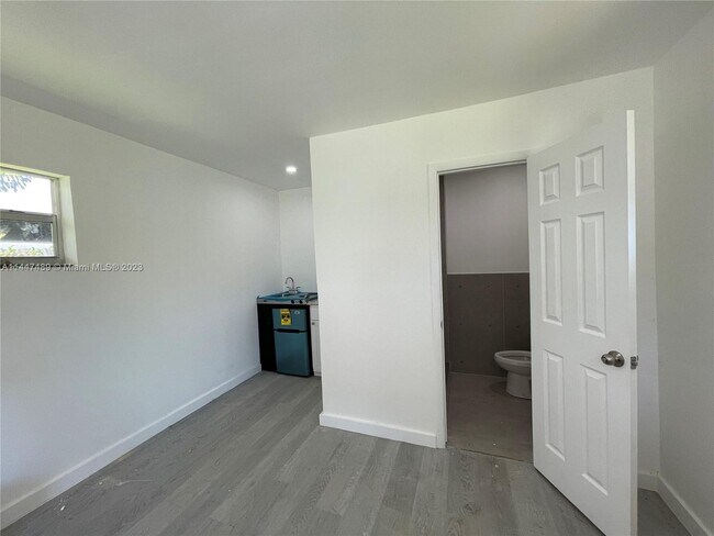 Foto del edificio - 423 NE 71st St