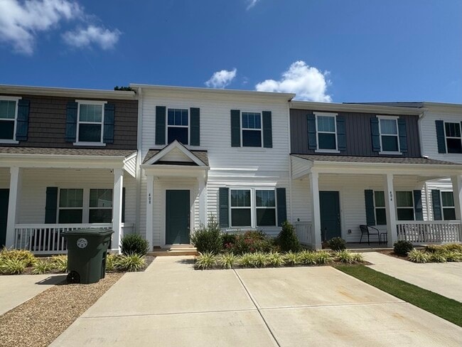 Foto del edificio - Three bedroom 2 1/2 bath townhome minutes from I 85 and historic downtown