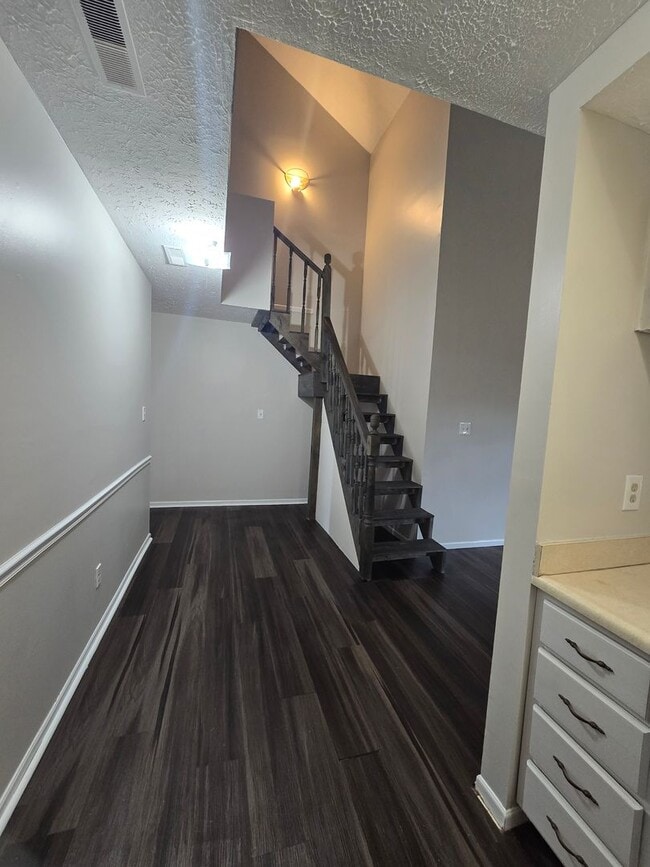 Building Photo - 1 bed with large loft area